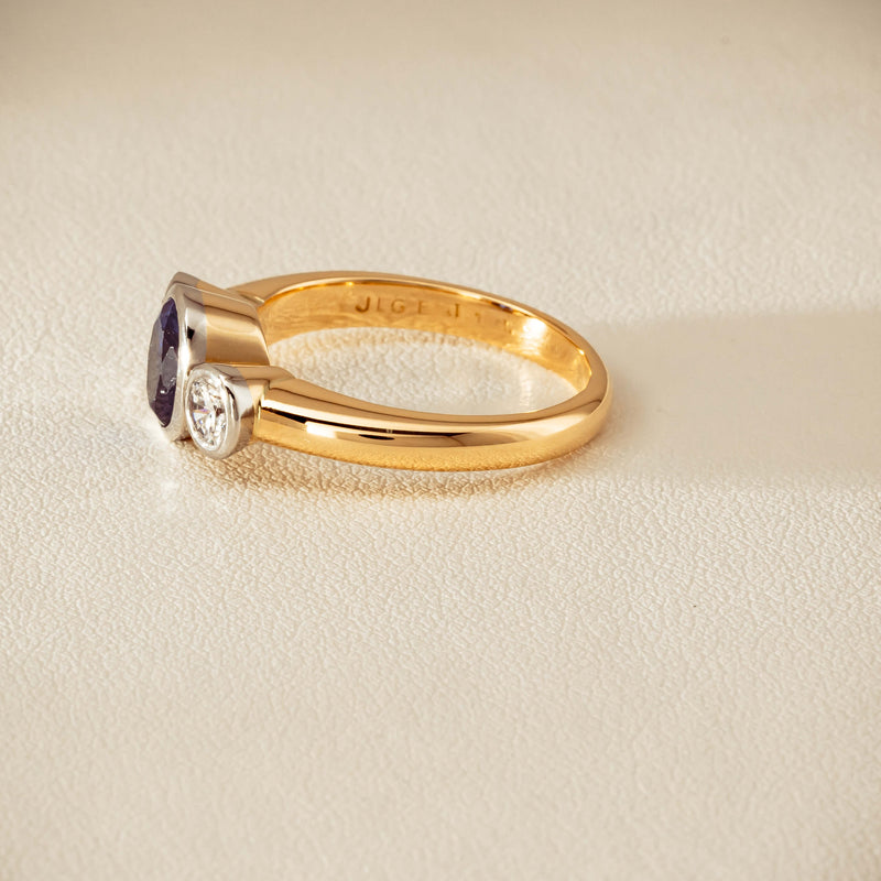 Deja Vu 18ct Yellow Gold 1.00ct Sapphire & Diamond Ring