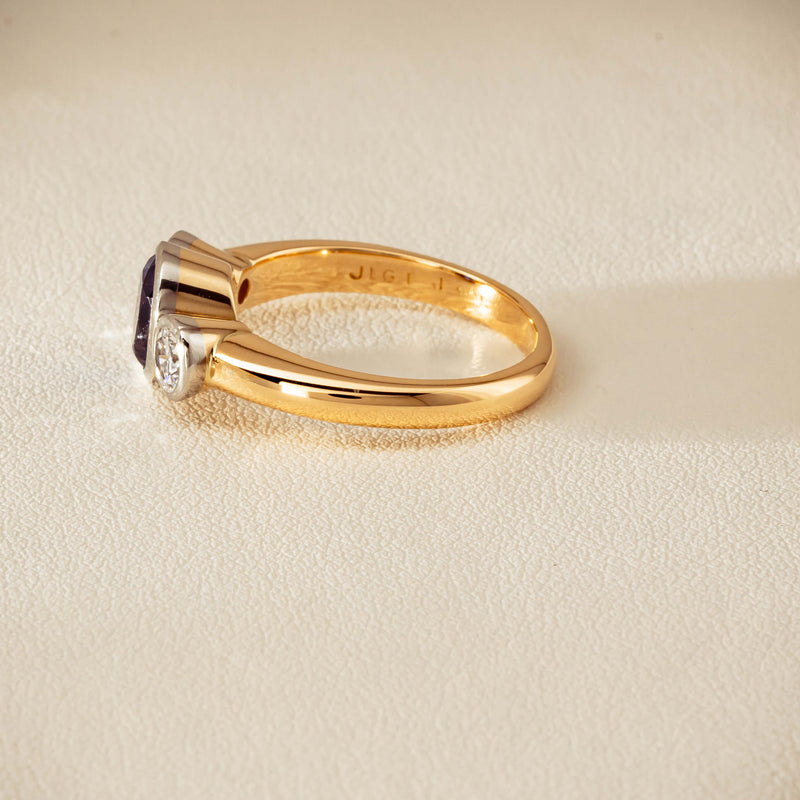 Deja Vu 18ct Yellow Gold 1.00ct Sapphire & Diamond Ring
