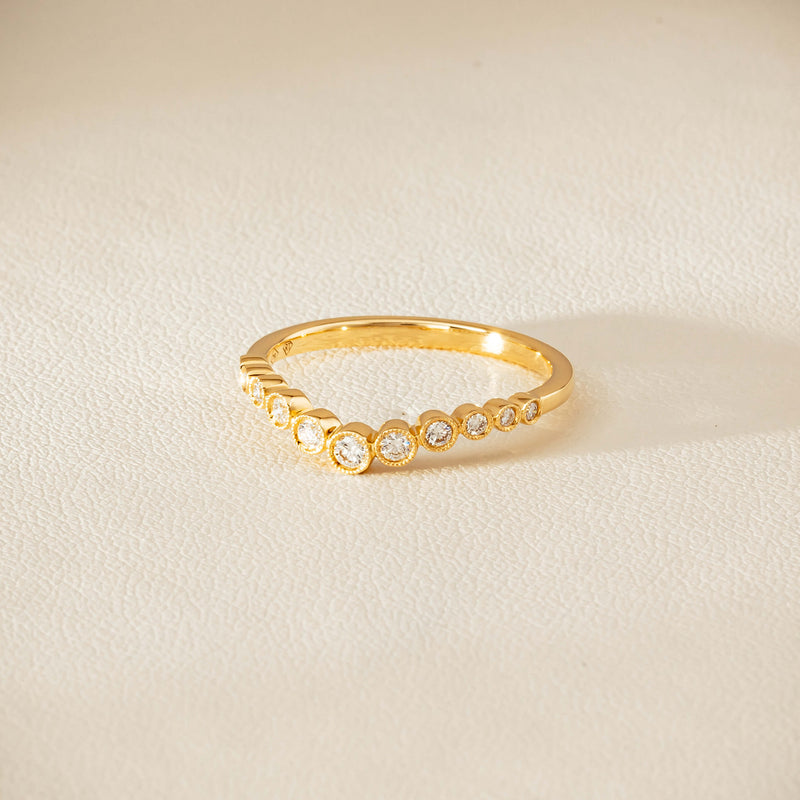 18ct Yellow Gold .18ct Diamond Graduated Curved Band