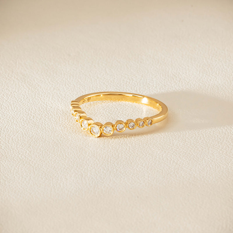 18ct Yellow Gold .18ct Diamond Graduated Curved Band