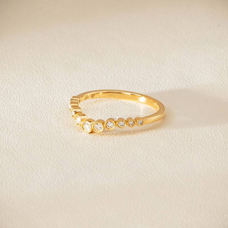 18ct Yellow Gold .18ct Diamond Graduated Curved Band