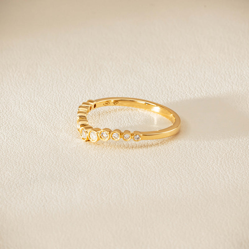 18ct Yellow Gold .18ct Diamond Graduated Curved Band