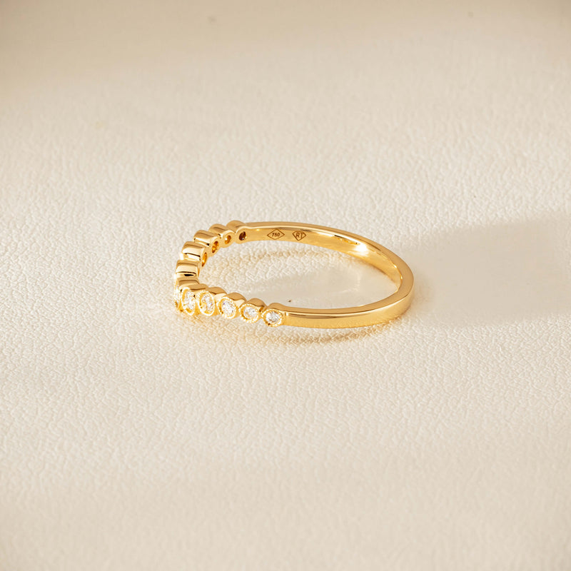 18ct Yellow Gold .18ct Diamond Graduated Curved Band