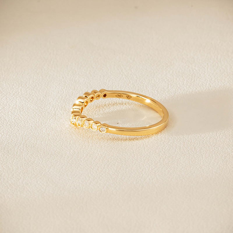 18ct Yellow Gold .18ct Diamond Graduated Curved Band