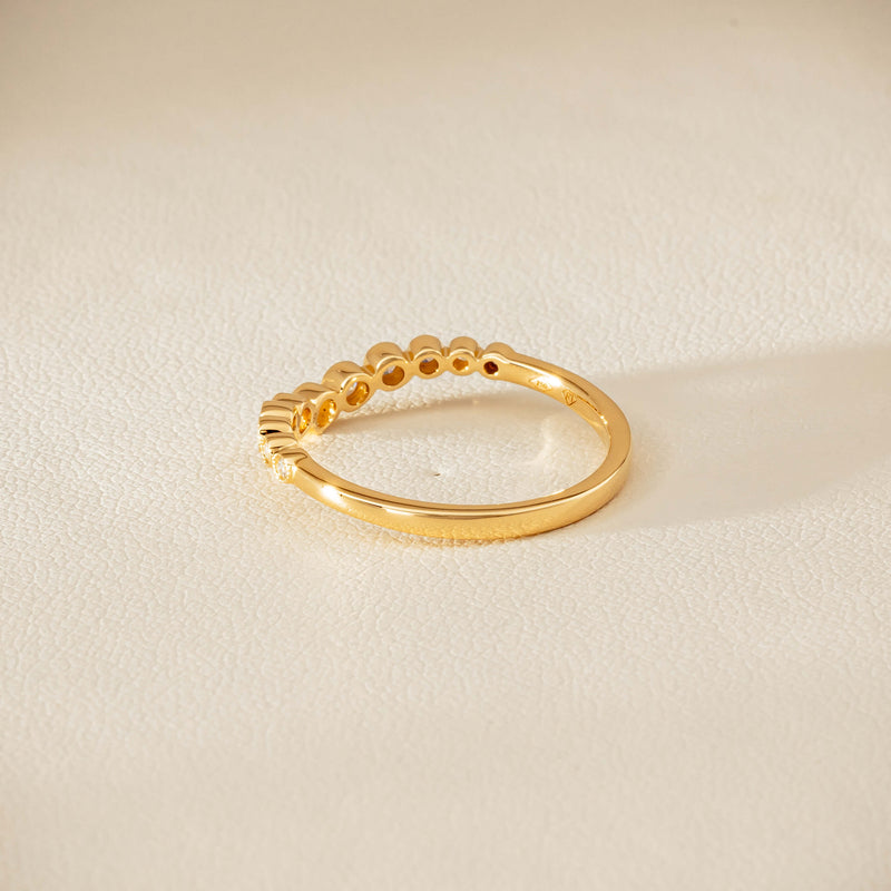 18ct Yellow Gold .18ct Diamond Graduated Curved Band