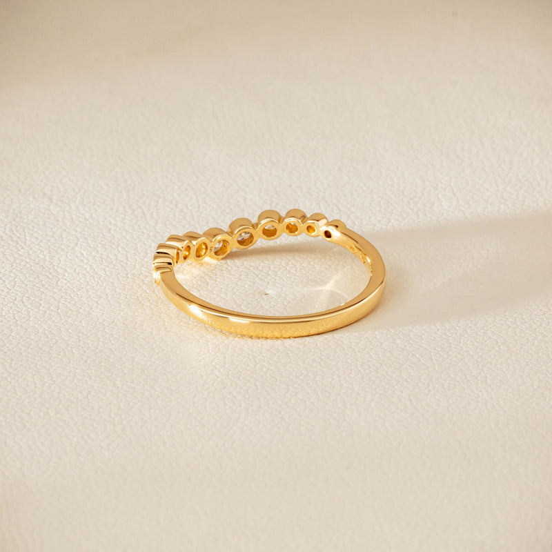 18ct Yellow Gold .18ct Diamond Graduated Curved Band