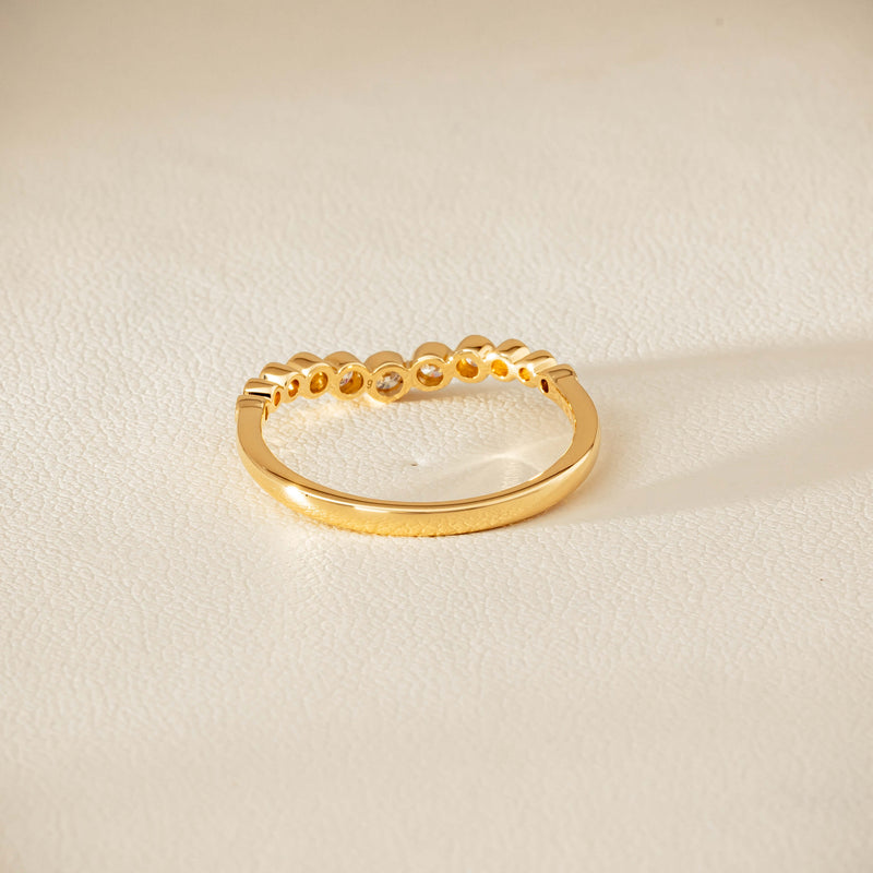 18ct Yellow Gold .18ct Diamond Graduated Curved Band