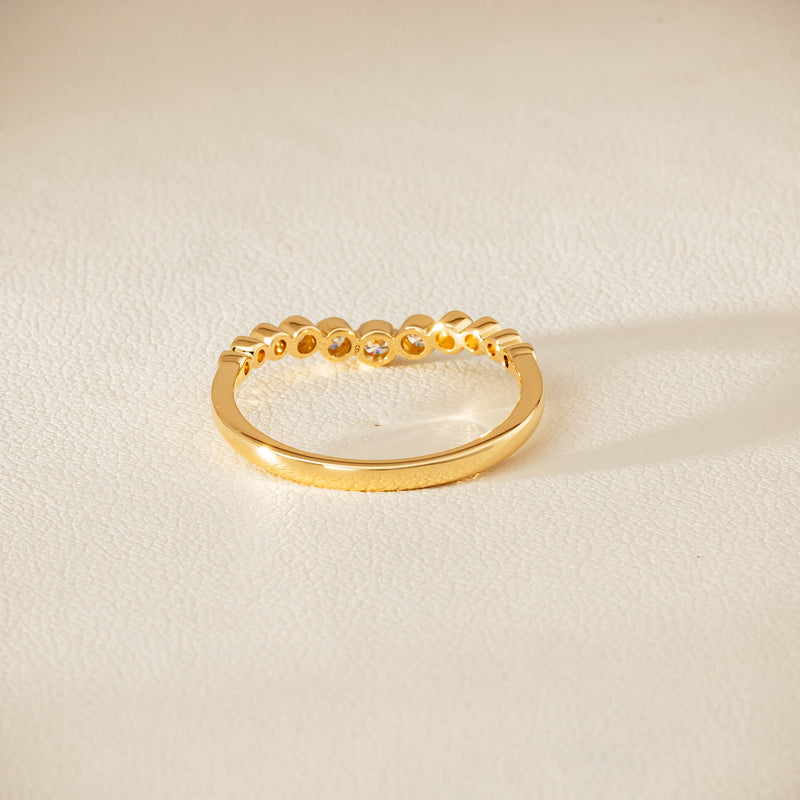 18ct Yellow Gold .18ct Diamond Graduated Curved Band