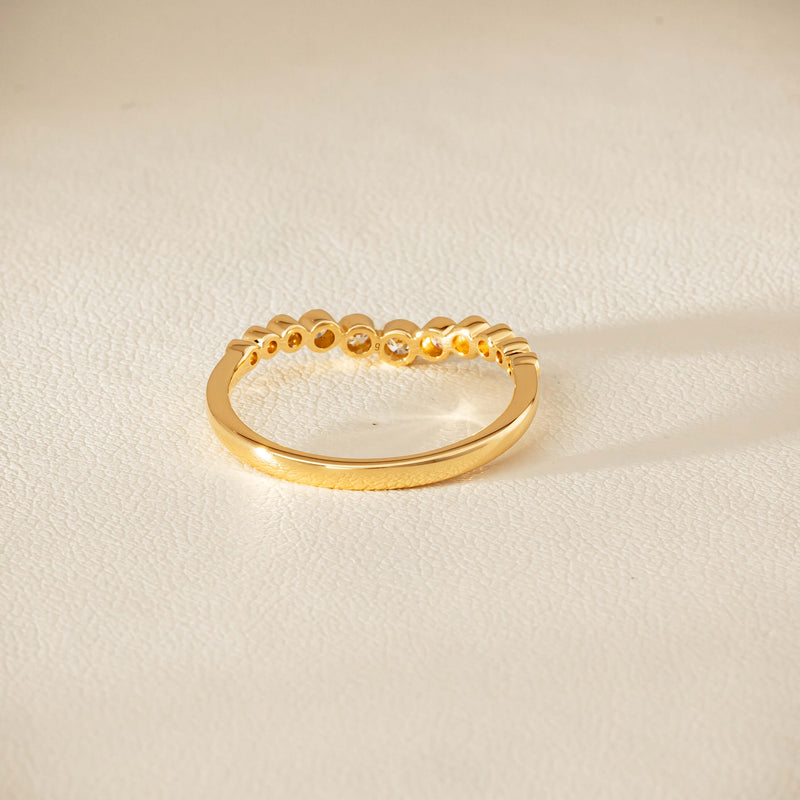 18ct Yellow Gold .18ct Diamond Graduated Curved Band