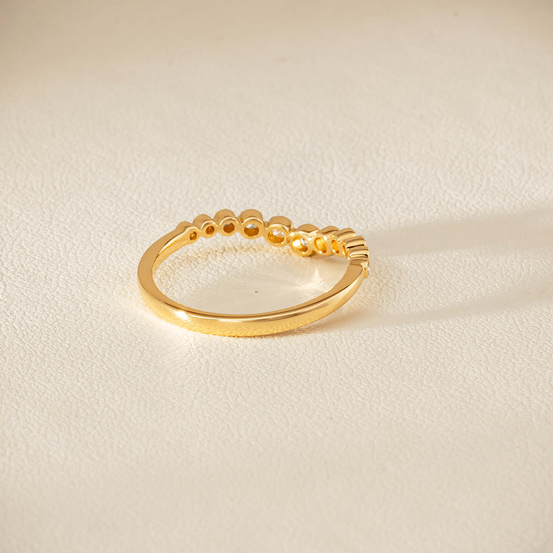 18ct Yellow Gold .18ct Diamond Graduated Curved Band