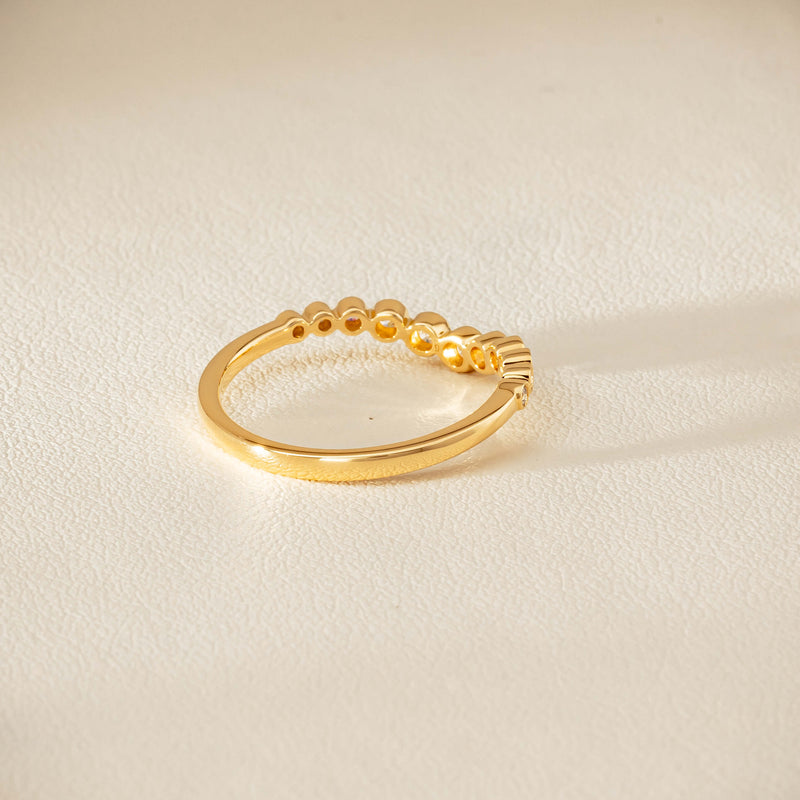 18ct Yellow Gold .18ct Diamond Graduated Curved Band