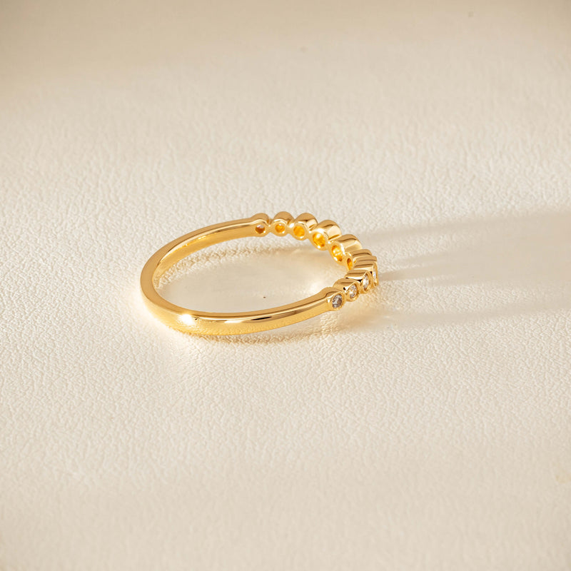 18ct Yellow Gold .18ct Diamond Graduated Curved Band