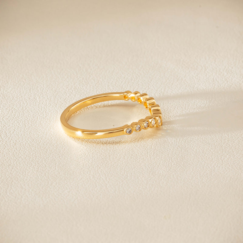 18ct Yellow Gold .18ct Diamond Graduated Curved Band