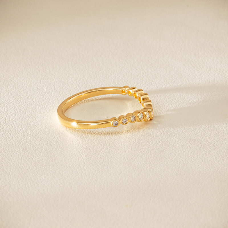 18ct Yellow Gold .18ct Diamond Graduated Curved Band