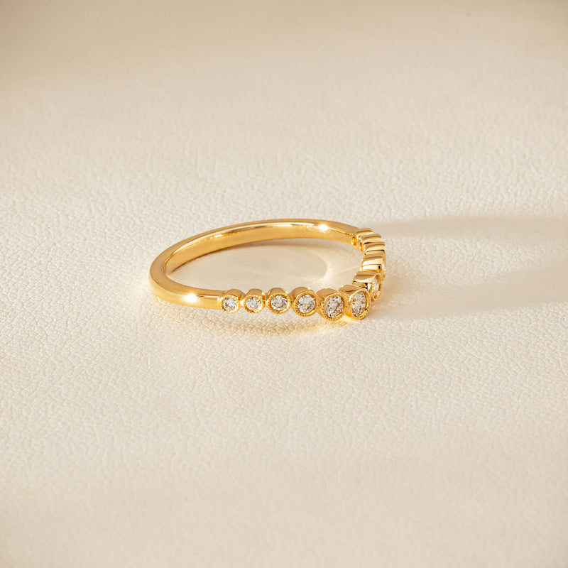 18ct Yellow Gold .18ct Diamond Graduated Curved Band