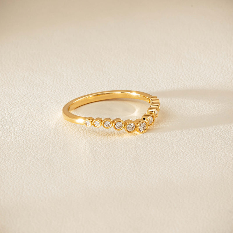 18ct Yellow Gold .18ct Diamond Graduated Curved Band