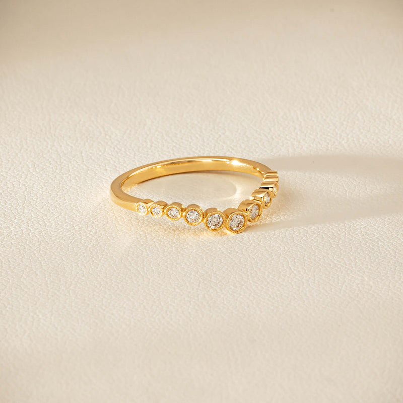 18ct Yellow Gold .18ct Diamond Graduated Curved Band