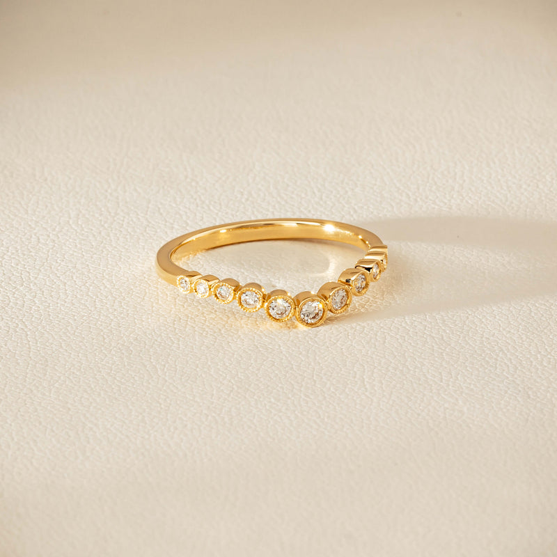 18ct Yellow Gold .18ct Diamond Graduated Curved Band