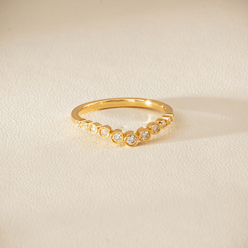 18ct Yellow Gold .18ct Diamond Graduated Curved Band