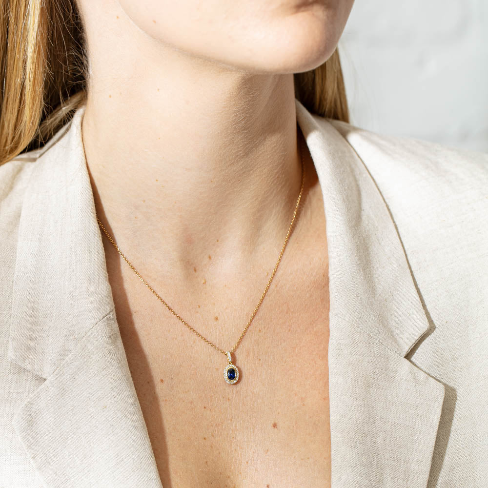 18ct pendant store