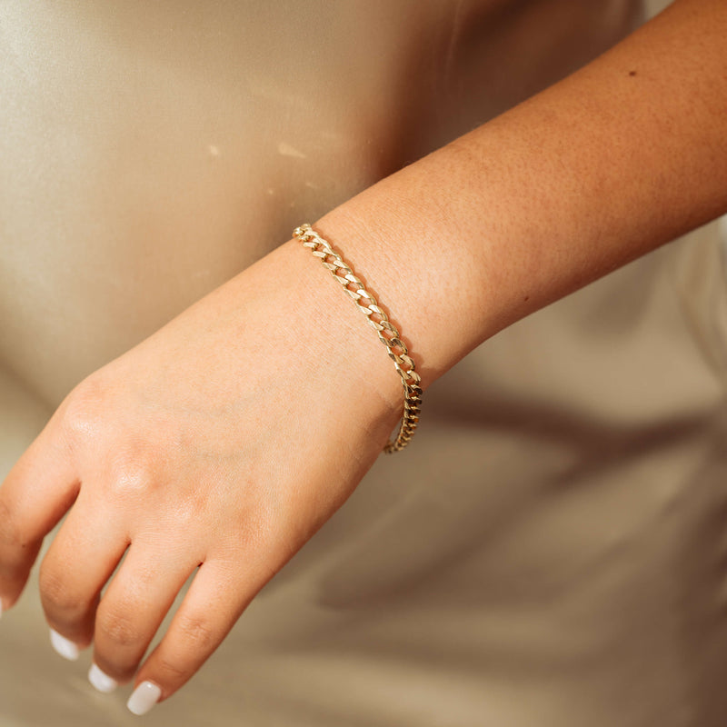 Deja Vu 9ct Yellow Gold Flat Curb Link Bracelet 20.5cm - Bracelet - Walker & Hall